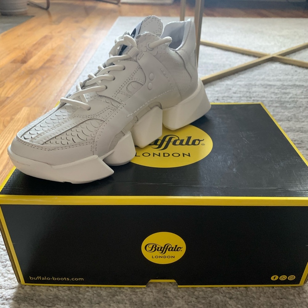 BRAND NEW BUFFALO LONDON SNAKESKIN SNEAKERS